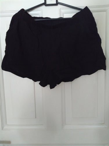 Vila svarta shorts, storlek L