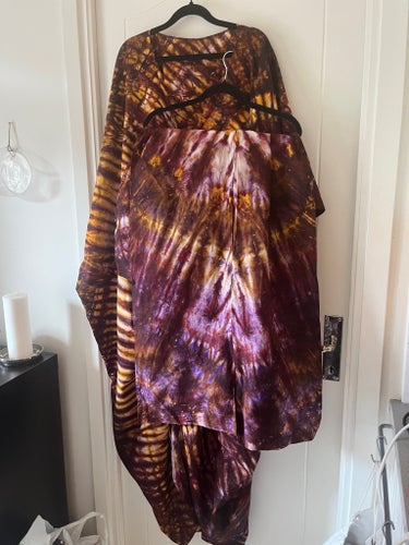 Kaftan och matchande sjalmönstrat tyg