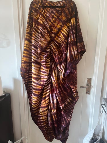 Kaftan och matchande sjalmönstrat tyg