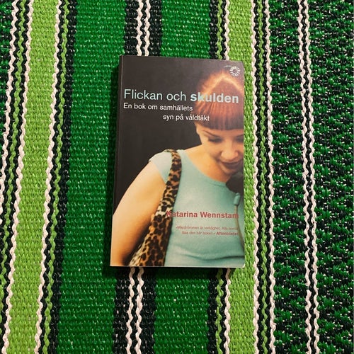 Flickan och skulden : en bok om samhällets syn på våldtäkt Katarina Wennstam