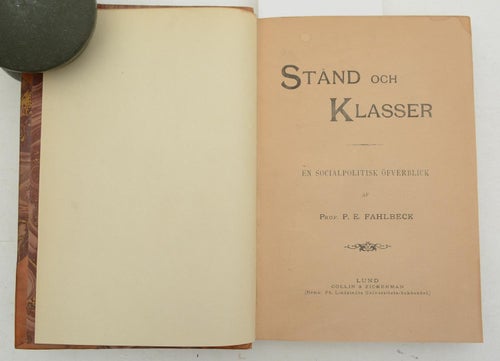 Stånd och klasser : en socialpolitisk öfverblick / af P. E. Fahlbeck.