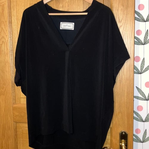 By Malene Birger svart blus med sidendetaljer, storlek L