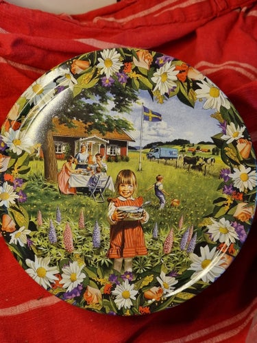 Plåtburk med svenska motiv