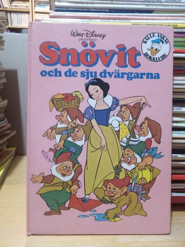 Walt Disney presenterar Snövit och de sju dvärgarna av Kalle Ankas bokklubb, VF+