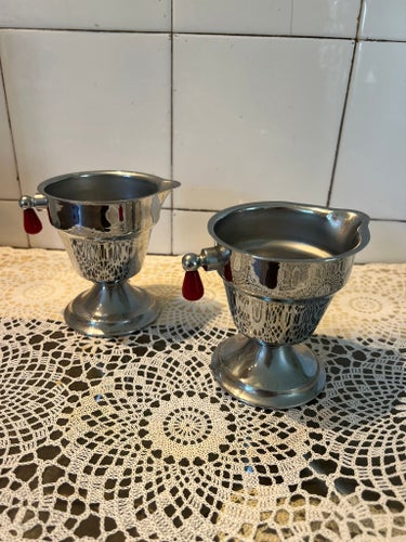 2 st. Vintage Eleganta Såskannor - Gräddsnäckor - Mjölkkannor