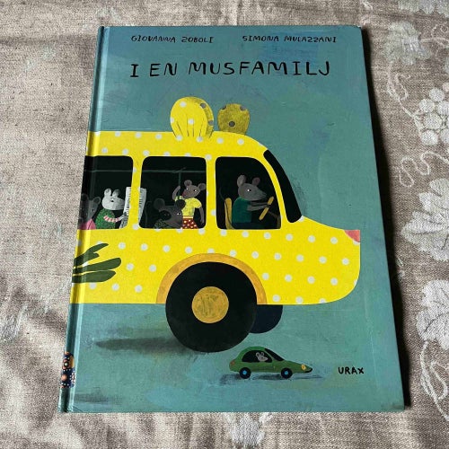 I en musfamilj - URAX - Zoboli Barnbok stor bok barn böcker