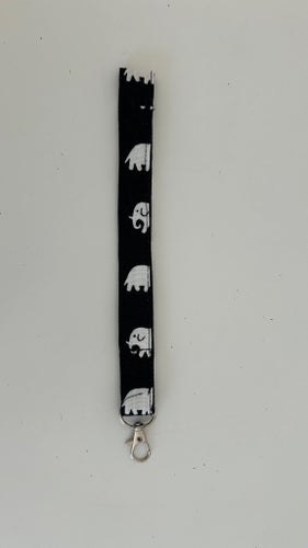NYCKELBAND I TYG FRÅN SVENSKT TENN, MÖNSTER FRÅN JOSEF FRANK /ELEFANT