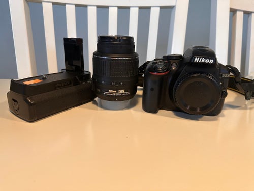 Nikon D5300 + NIKKOR 18-55mm objektiv + Batterigrepp