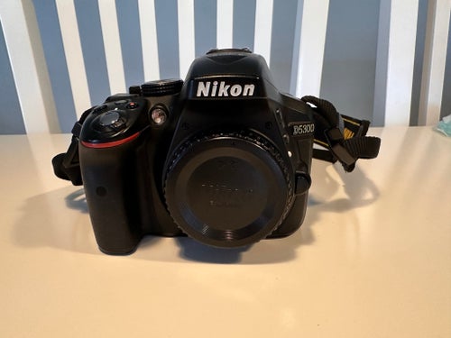 Nikon D5300 + NIKKOR 18-55mm objektiv + Batterigrepp
