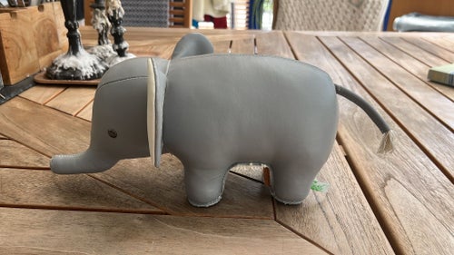 elefant i grått konstläder märke ZUNY
