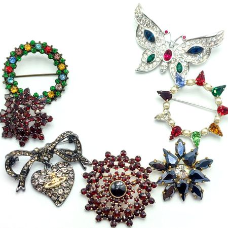 ManyBrooches