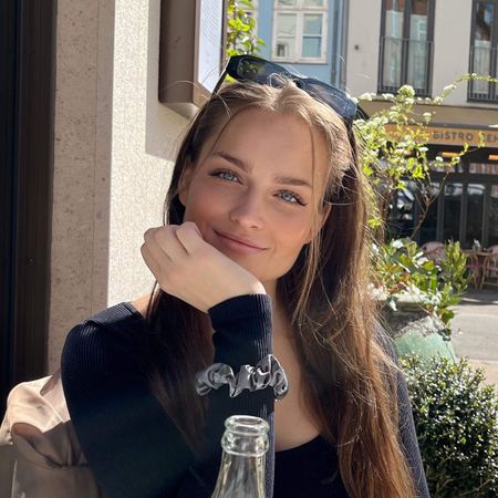 Sarah-BellaAH