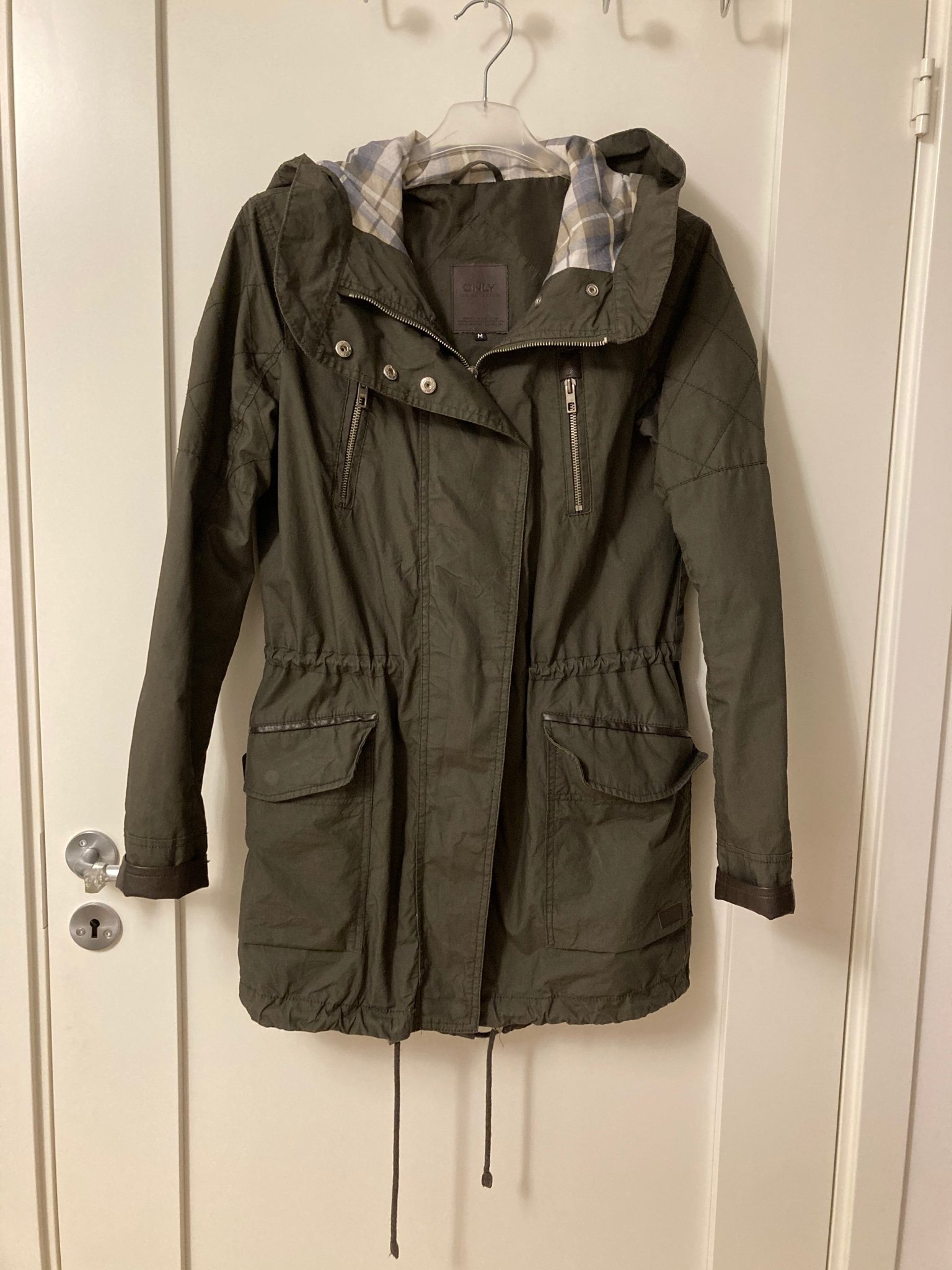 Svart Pull & Bear höst vår jacka, storlek L (dam) Svart Pull & Bear höst vår jacka, storlek L (dam)