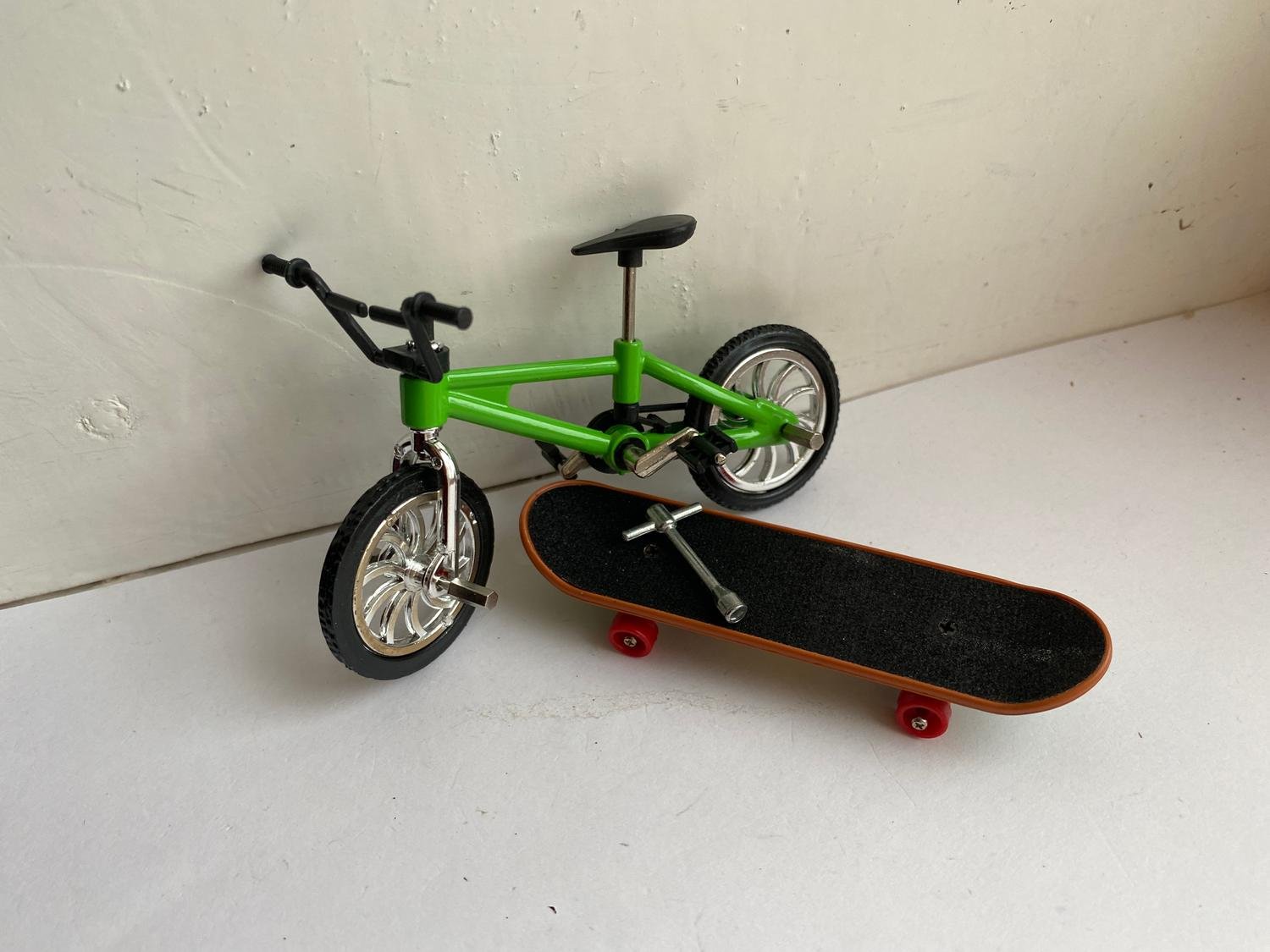 Leksaker Skateboard + Fingerbike .. (413735794) ᐈ på Tradera