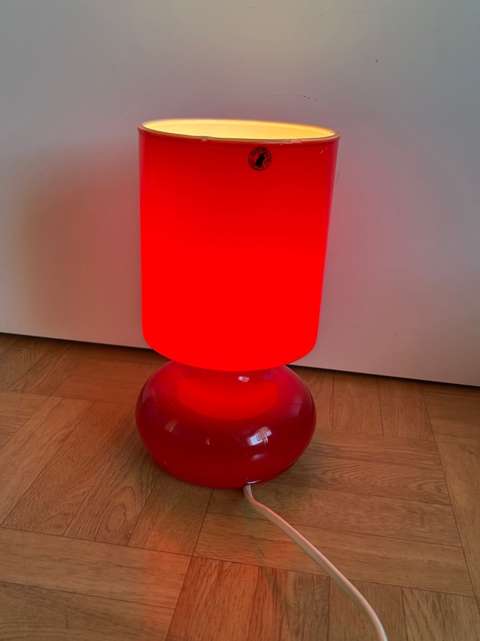 Se produkter som liknar Röd IKEA bordslampa / Handgjord på Tradera ...