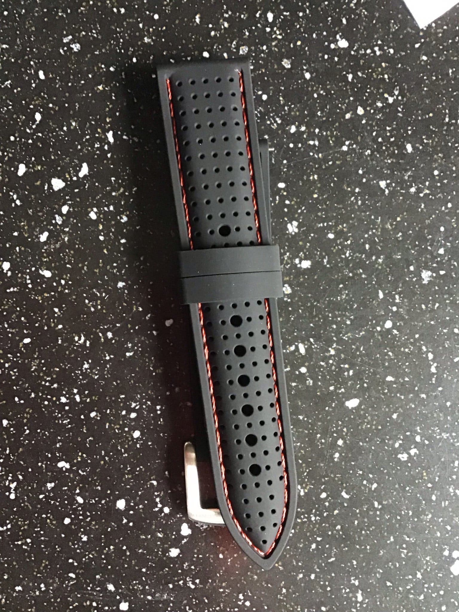 Svart 20mm perforerat silikonarmband med röda s.. | Köp på Tradera ...