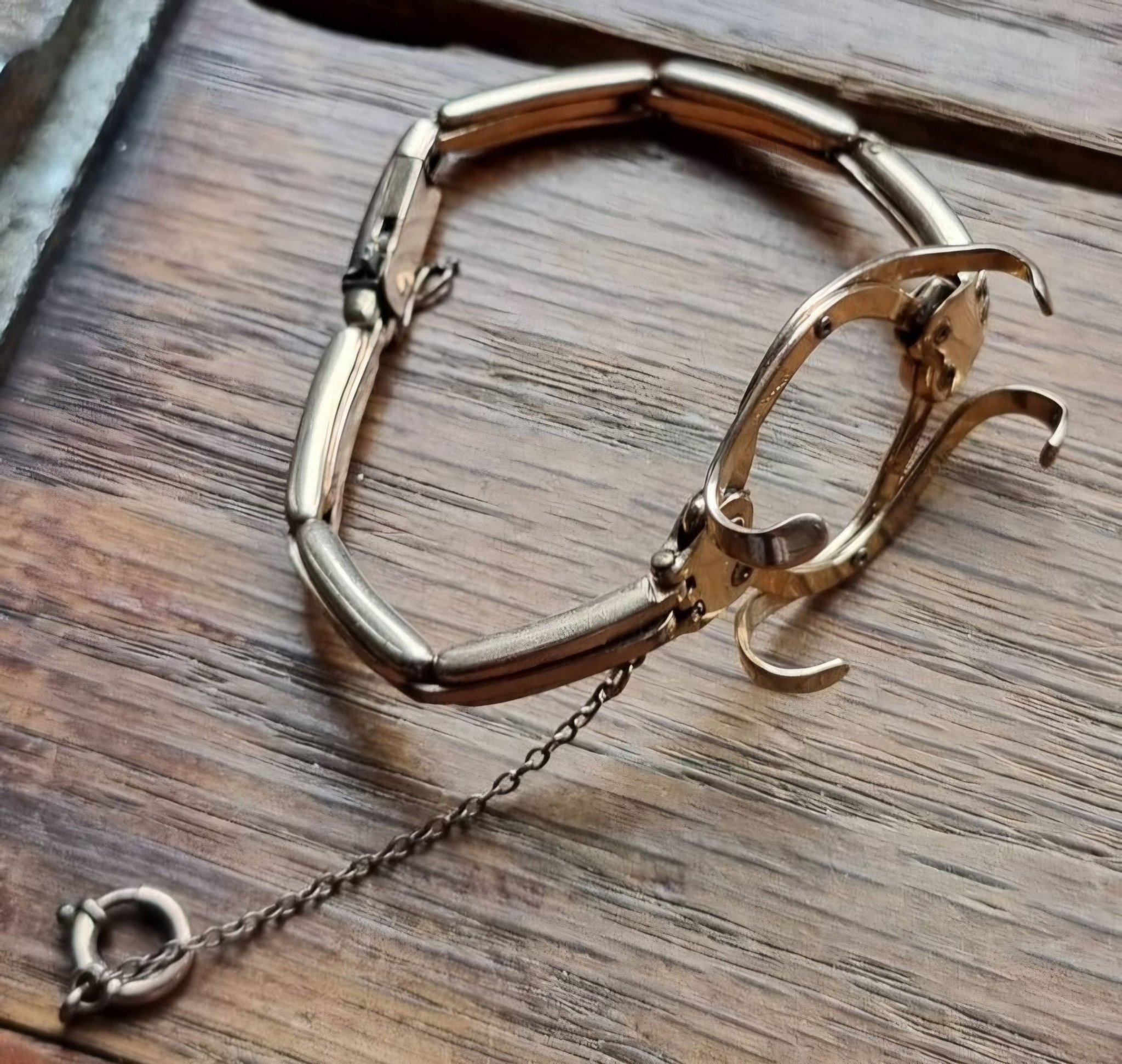 Snyggt vintage klockarmband gulddouble justerbart
