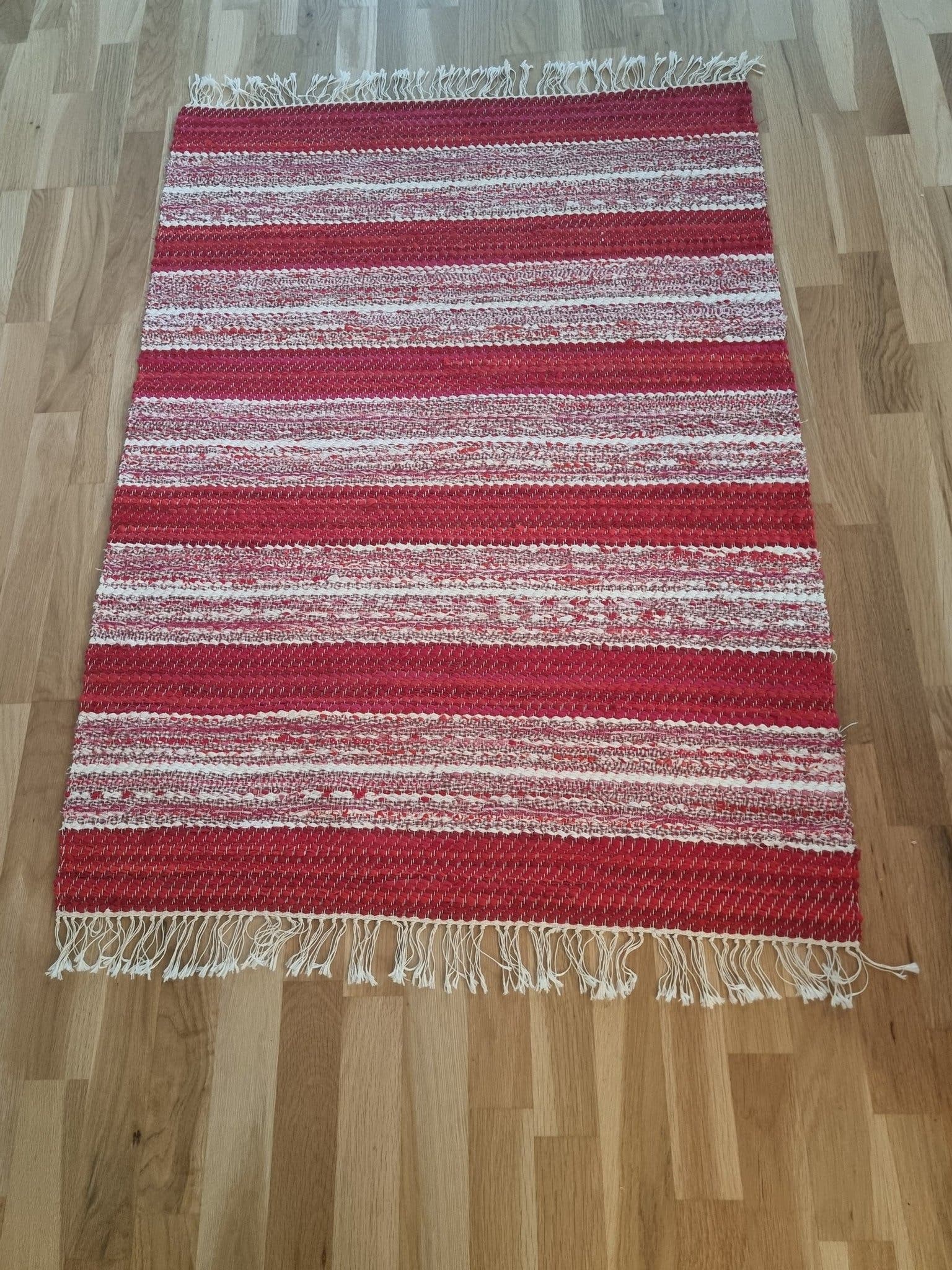 Se produkter som liknar Röd och vit randig trasmatta .. på Tradera ...