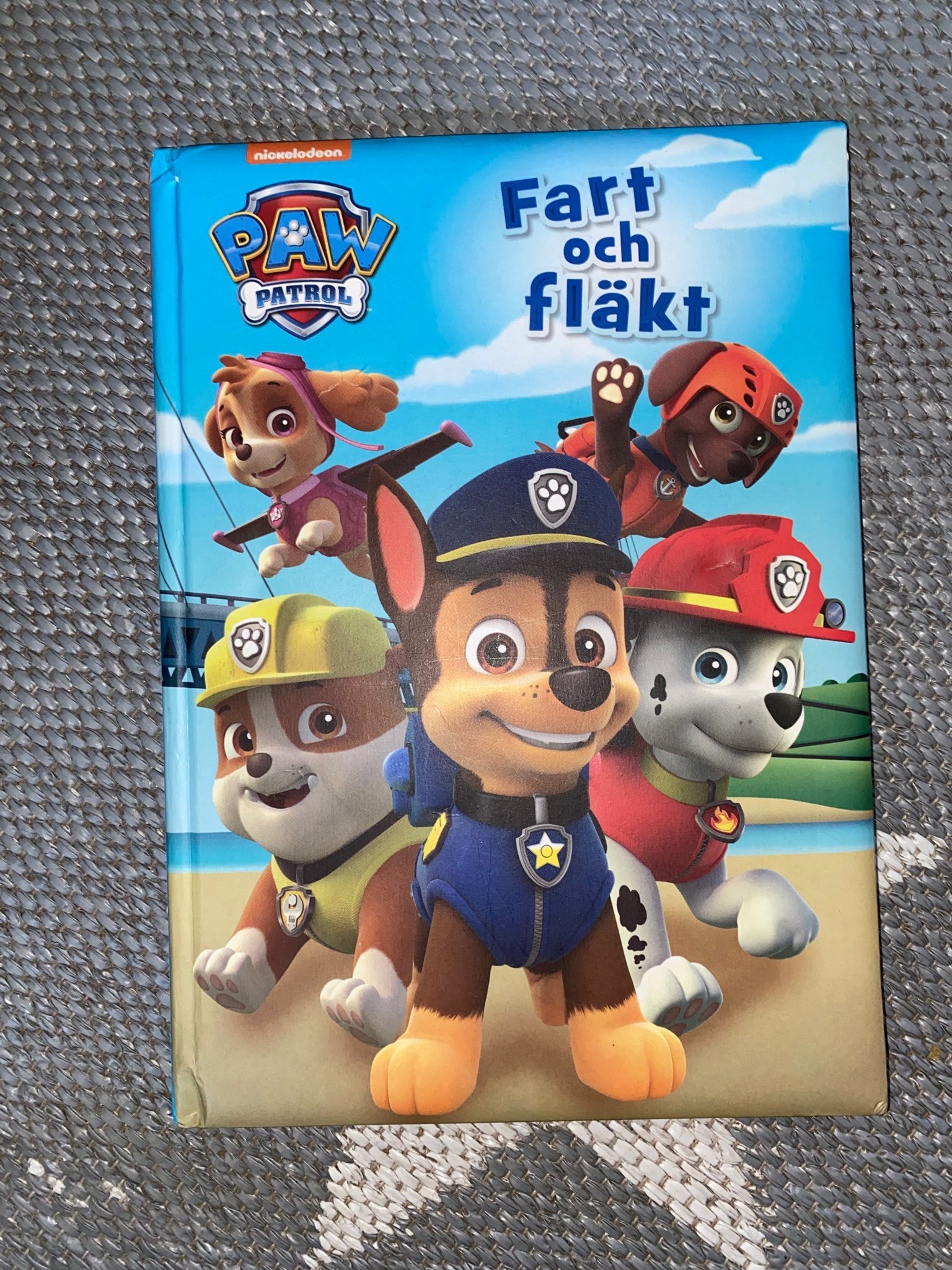 Se produkter som liknar Stor PAW PATROL Bok Fart och .. på Tradera