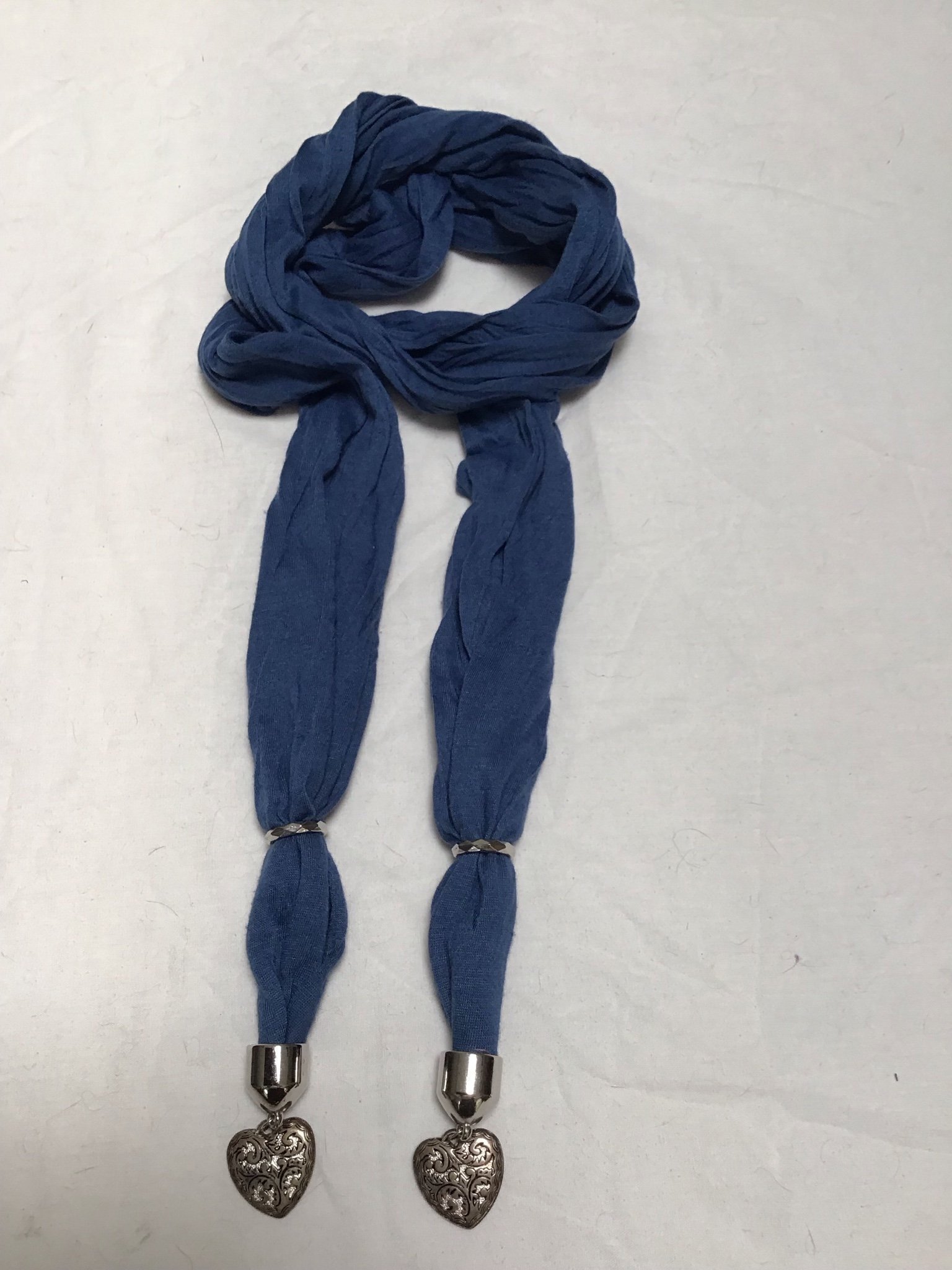 Ny sjal med metalldetaljer