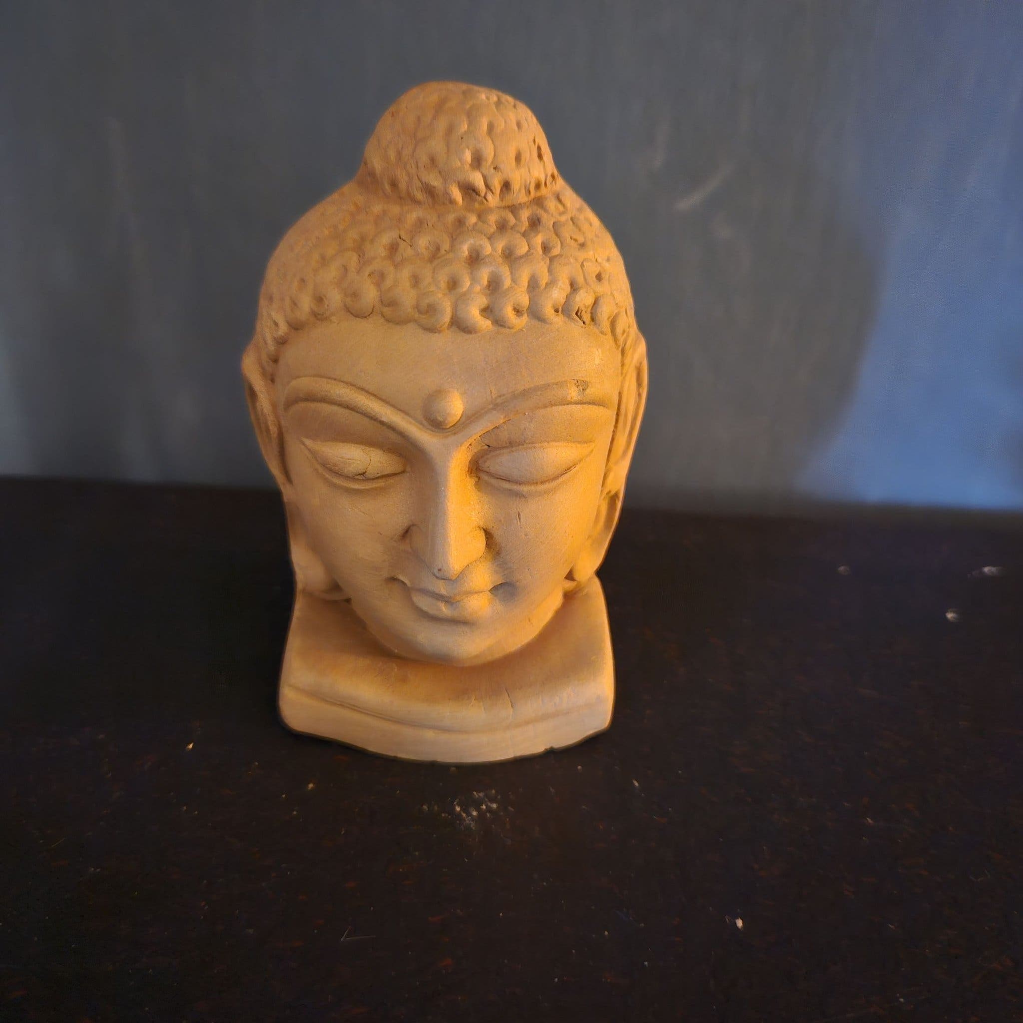 Pequeño Buda de cerámica en subasta en Suecia