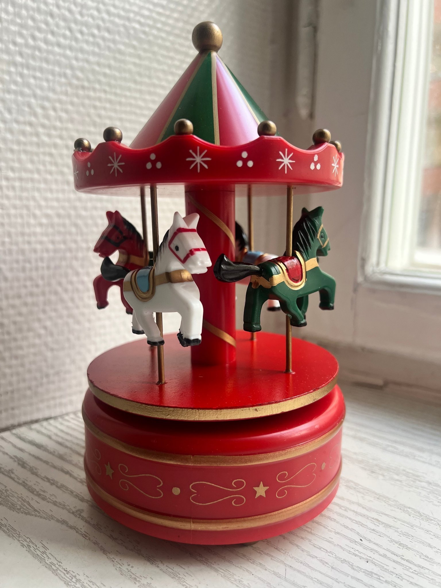 OANVÄND RÖD JUL SPELDOSA KARUSELL HÄSTAR JINGLE.. Köp på Tradera