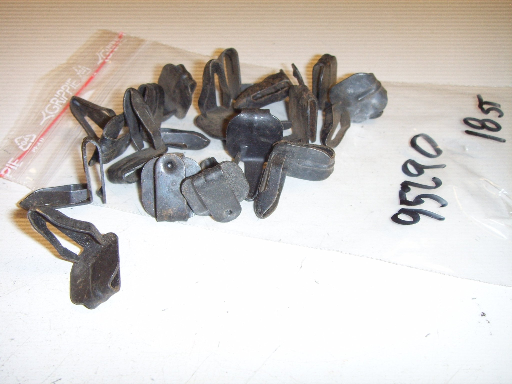 Se produkter som liknar Nya NOS clips dörrklädsel Vol.. på Tradera