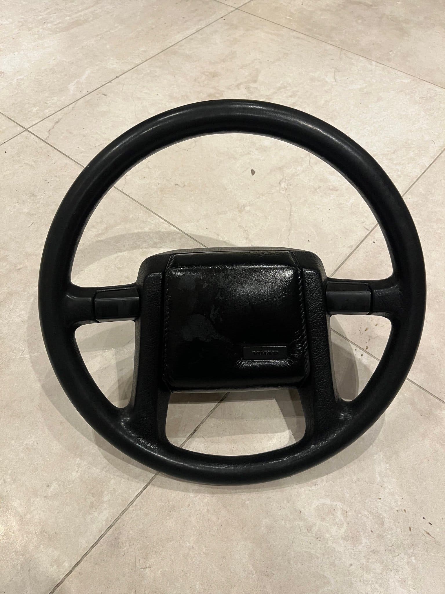 Se produkter som liknar Genua ratt Volvo 740/940 på Tradera (701565613)