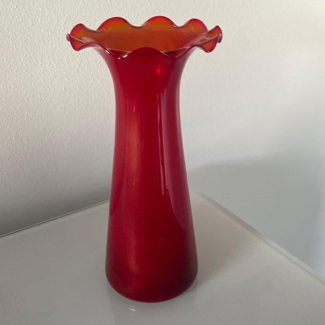 Röd vas med vågig kant vintage | Köp på Tradera (721150695)