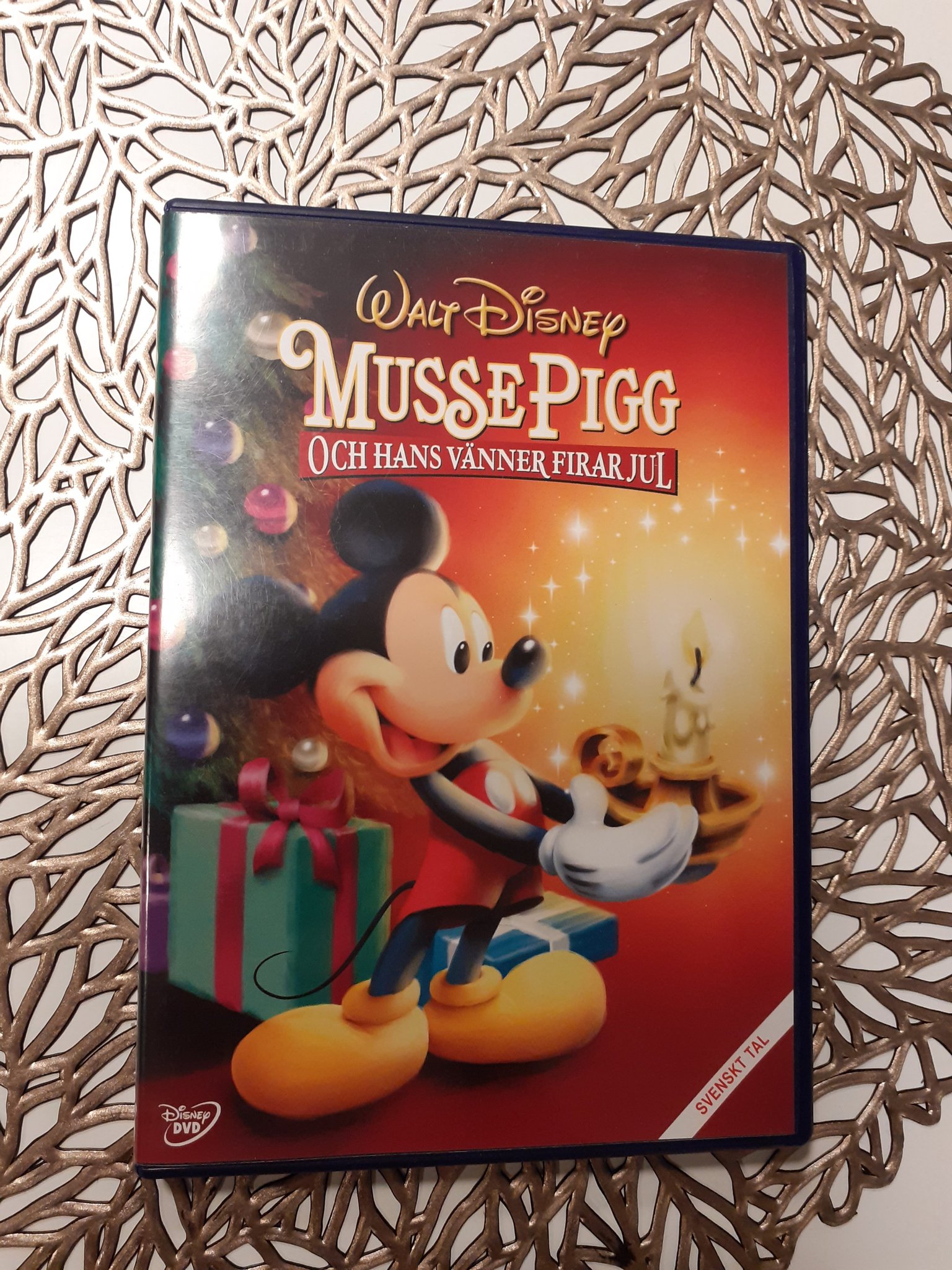 Musse Pigg och hans vänner firar jul Köp på Tradera (578963561)