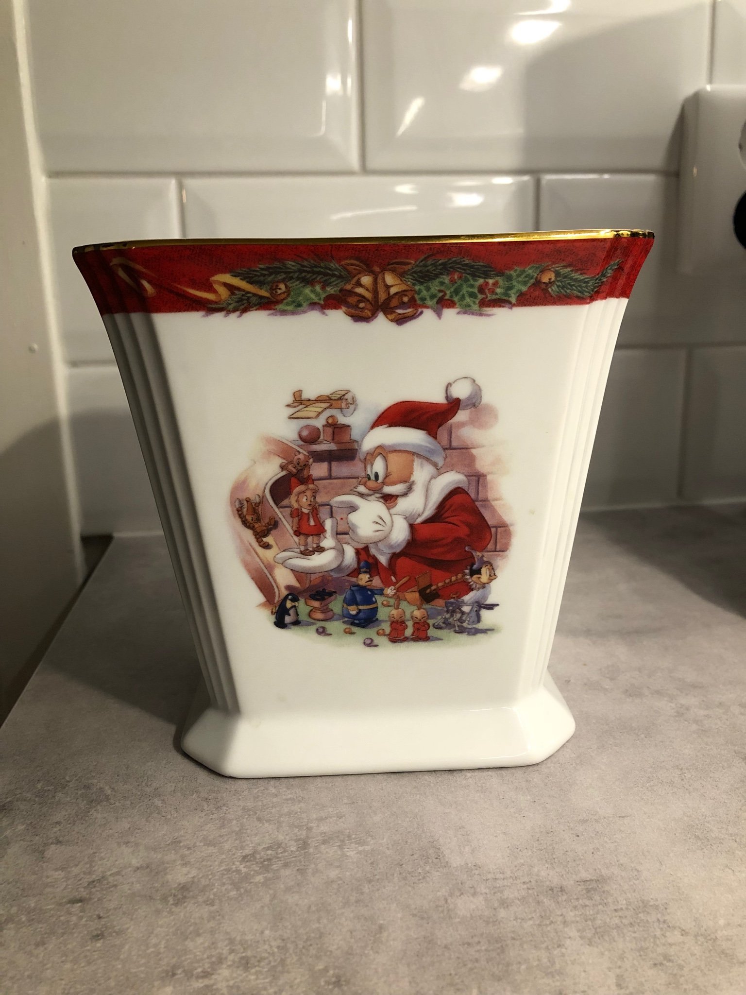 Fyrklövern Disney jul. Blomkruka, Tomtens verks.. Köp på Tradera