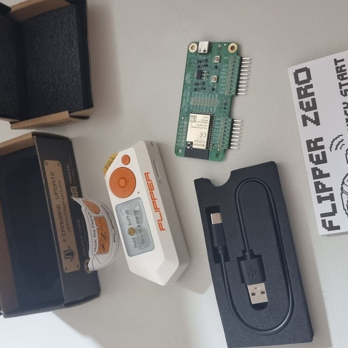 Flipper Zero och Flipper Zero Wifi Dev Board Köp på Tradera (585676619)