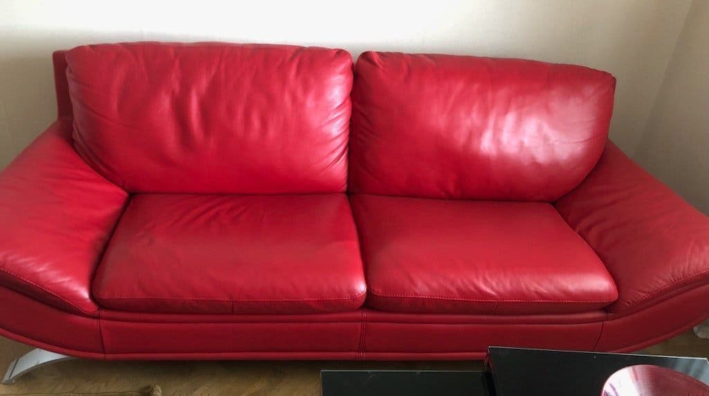 Se produkter som liknar Röd skinnsoffa med Fåtölj på Tradera (708427888)