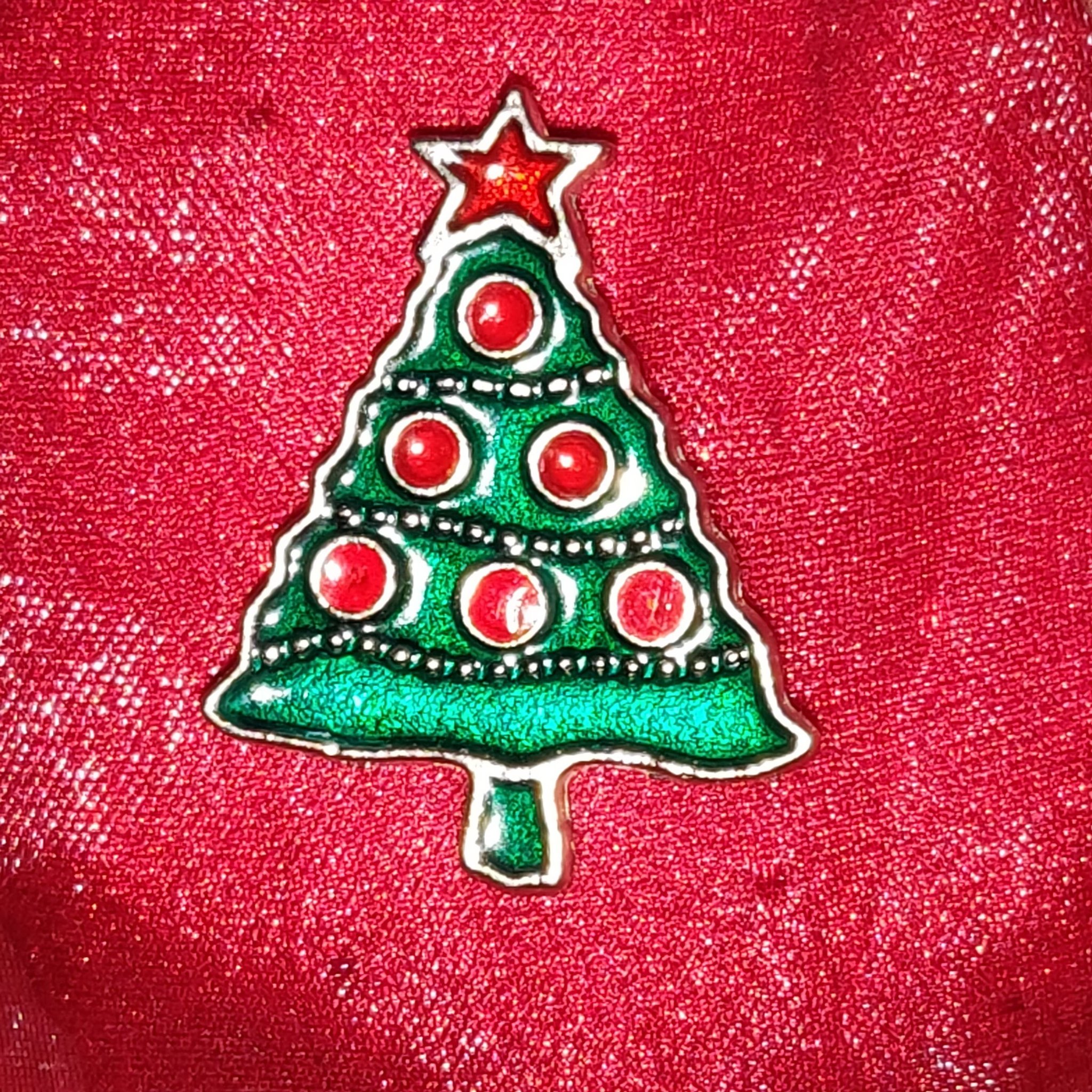 Liten julbrosch Julgran med röda kulor o röd st.. Köp på Tradera