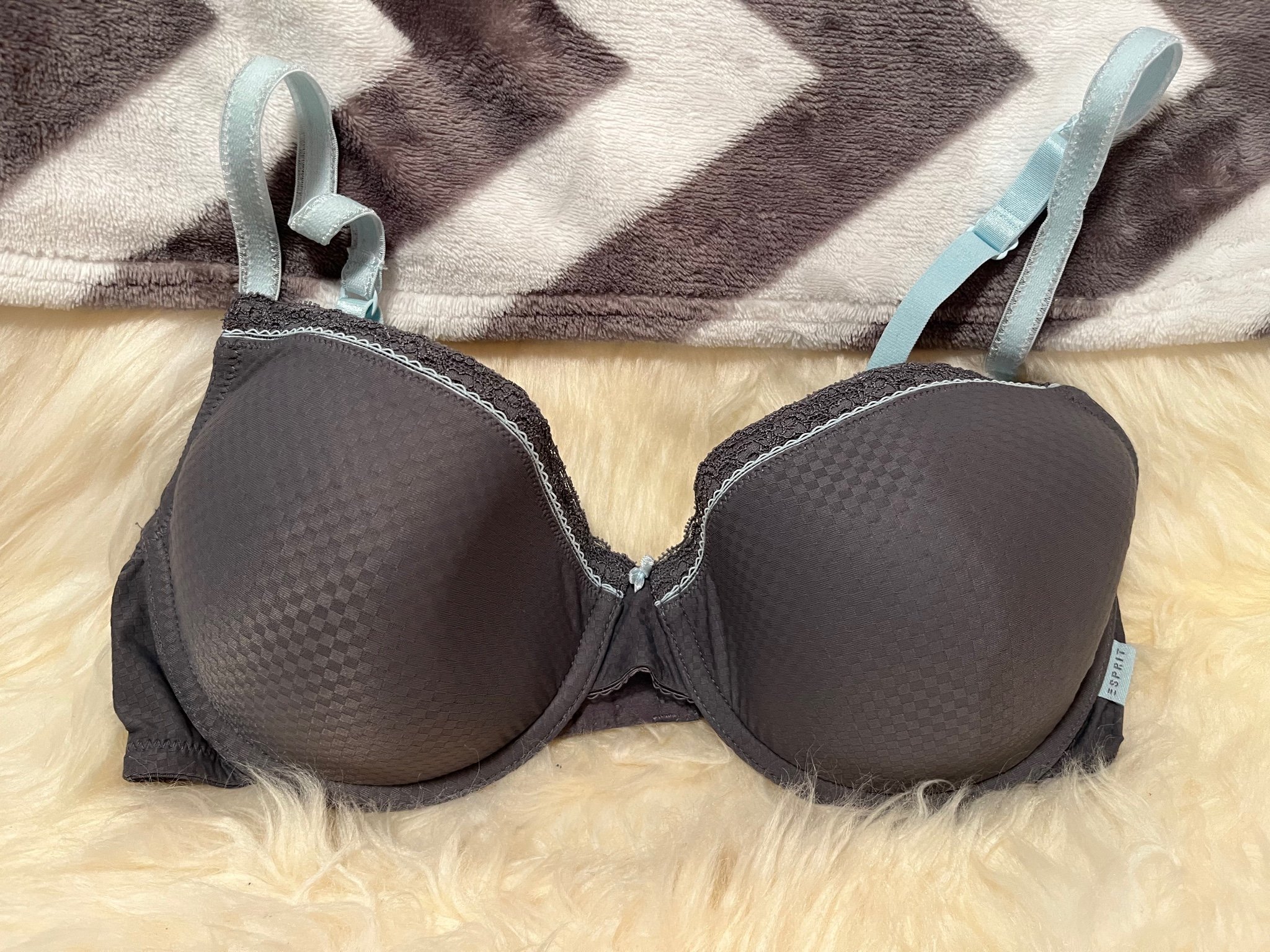 Se produkter som liknar Bygelbh vadderad från Esprit .. på Tradera ...