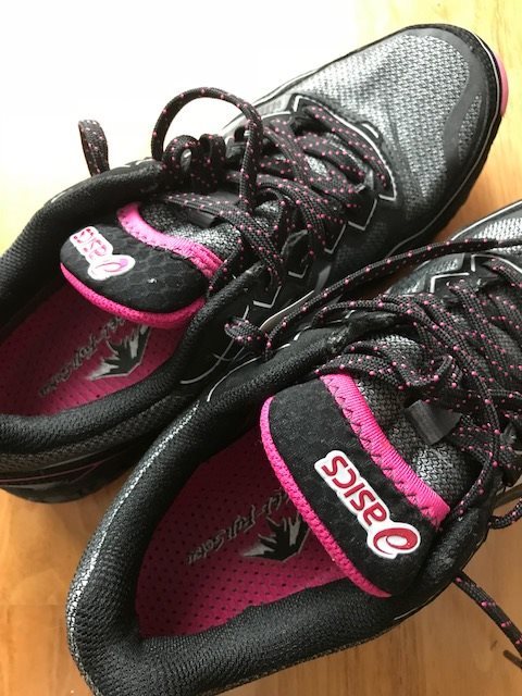 asics små i storleken asics små i storleken