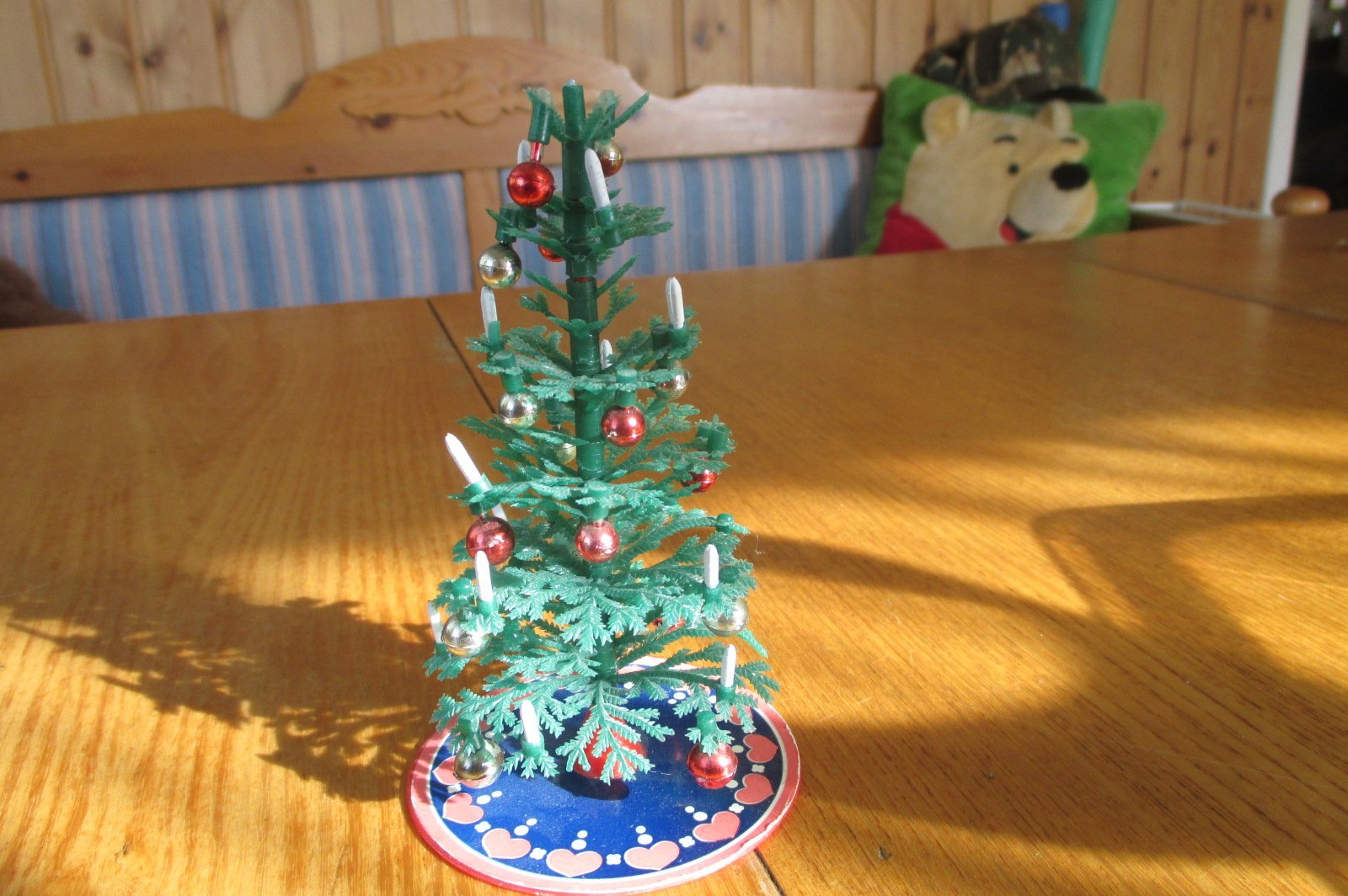 Se produkter som liknar LUNDBY Julgran med röda och.. på Tradera