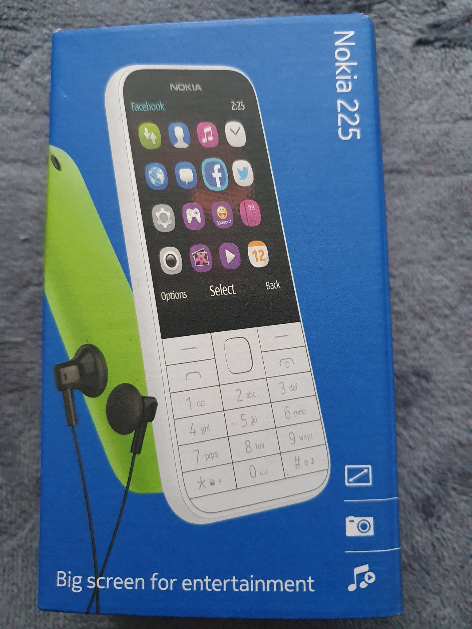 Helt ny Nokia 225 med Facebook osv sva