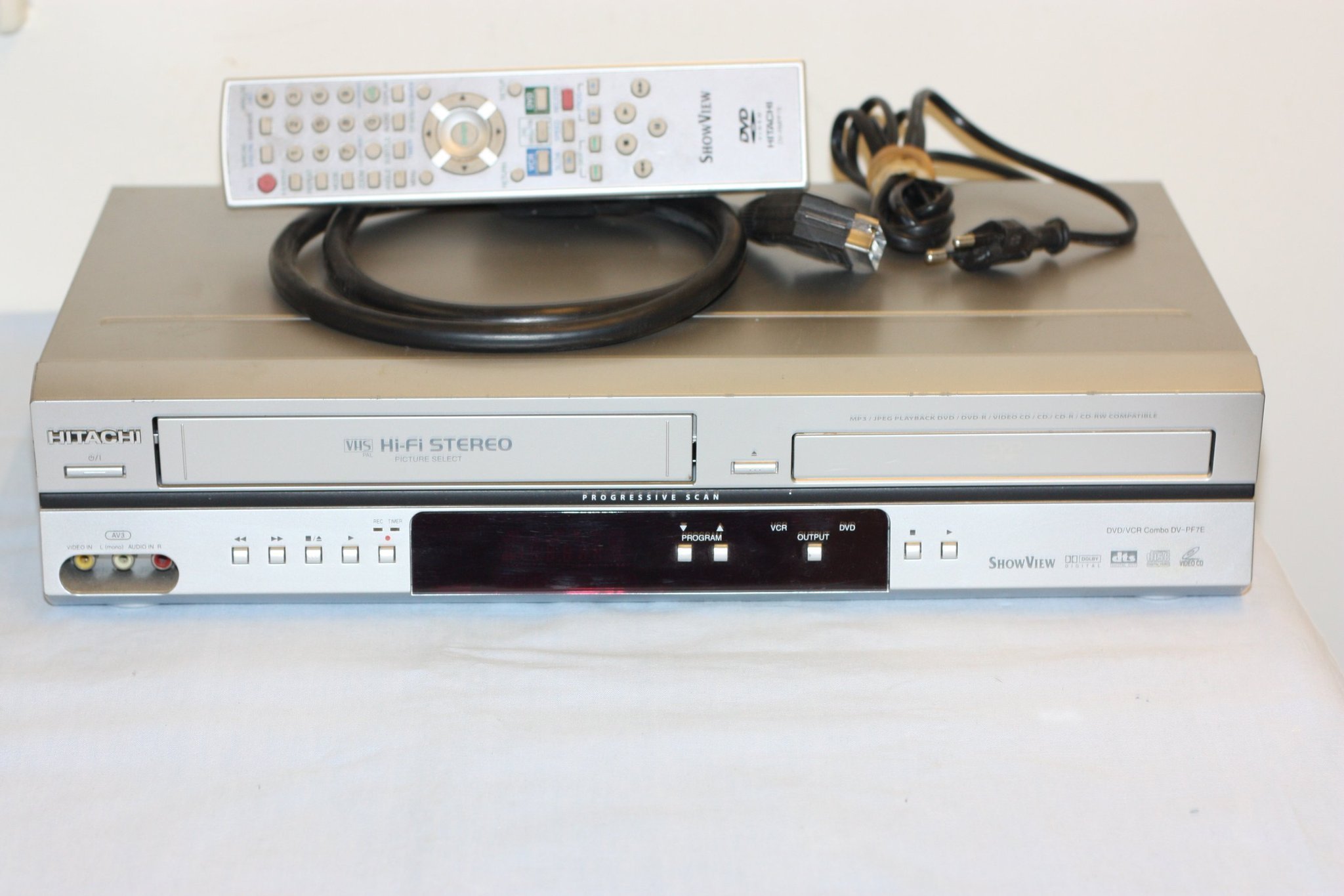 Hitachi DVD/VCR combo modell DVPF7E Köp på Tradera (592741433)