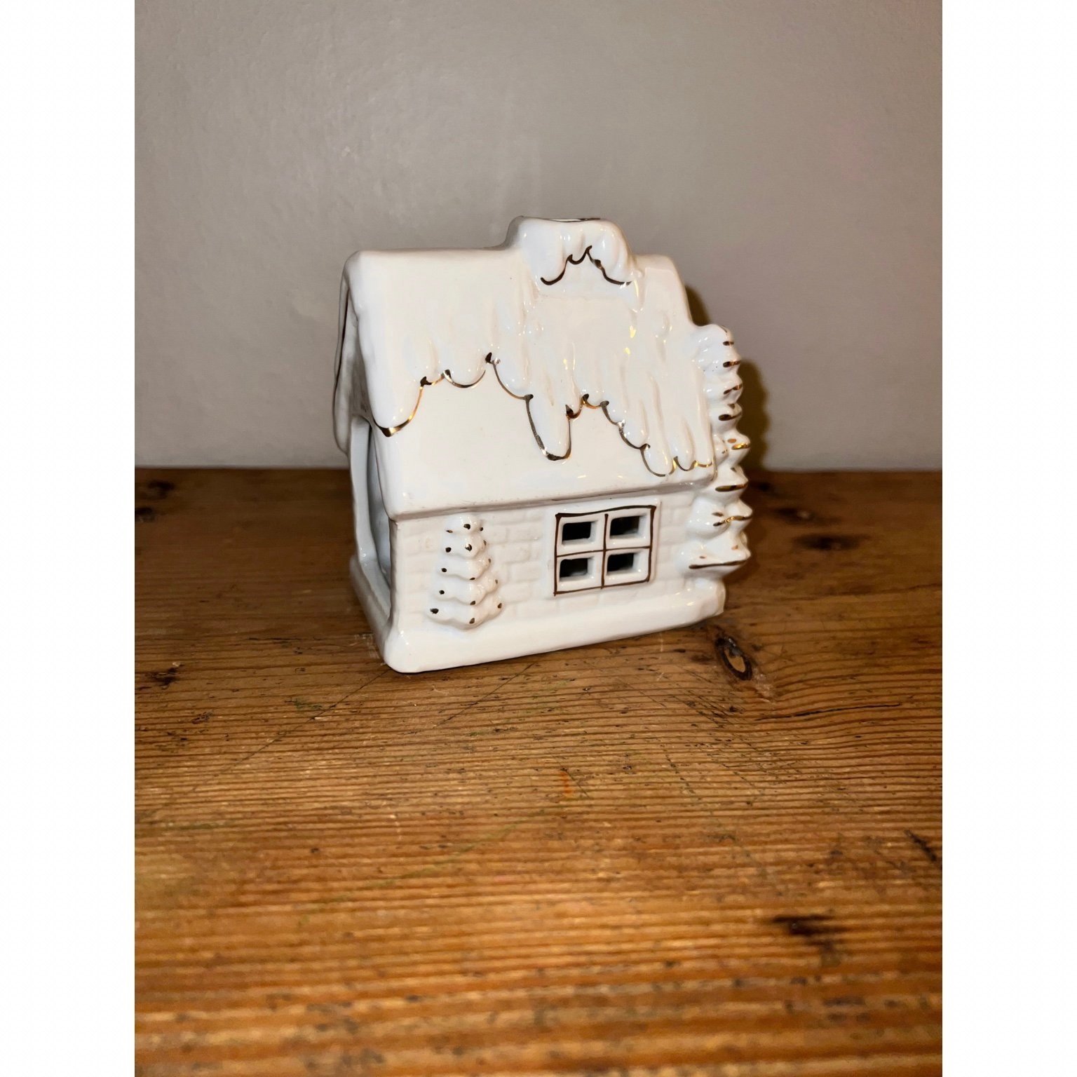 LJUSLYKTA HUS JULGRAN/TOMTE VIT MED GULD KERAMIK Köp på Tradera