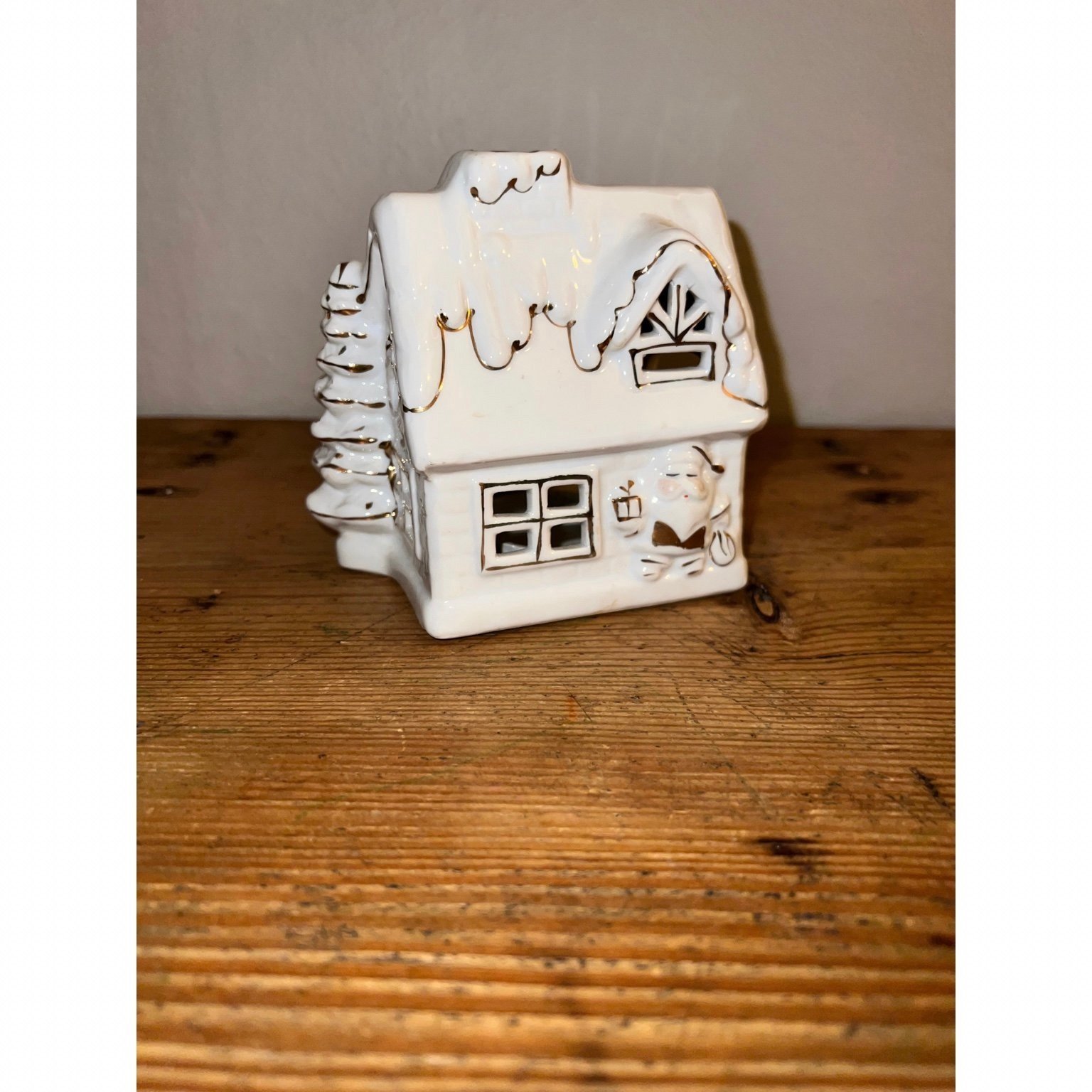 LJUSLYKTA HUS JULGRAN/TOMTE VIT MED GULD KERAMIK Köp på Tradera