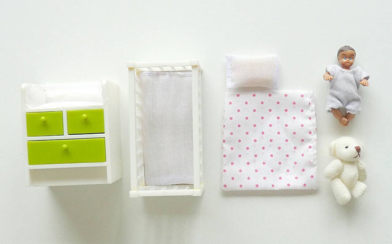 Lundby, barnrum, spjälsäng, bebis, skötbord, nalle, docka. på