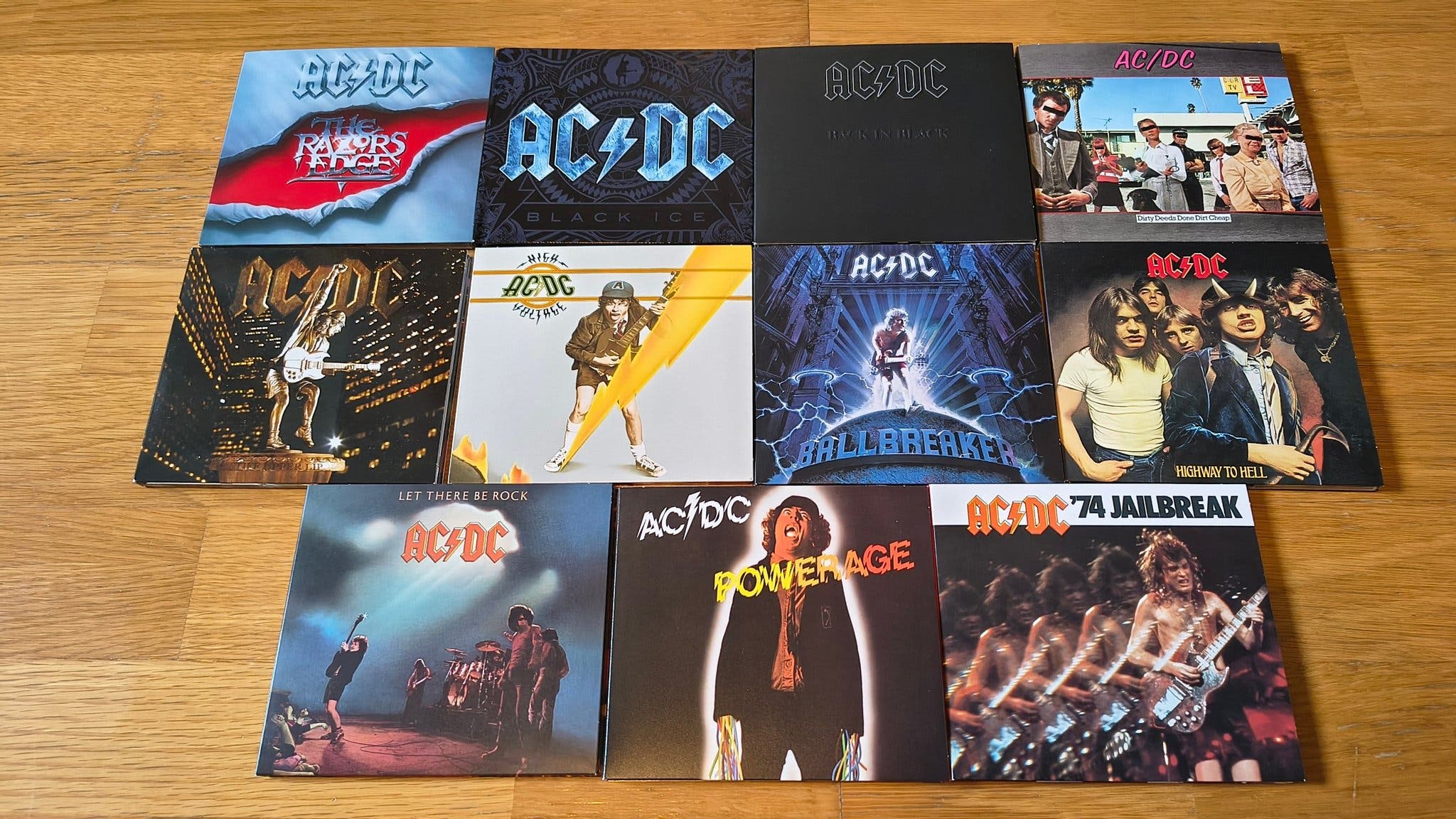AC/DC samling med 11 CD-er i digipack og pappeske