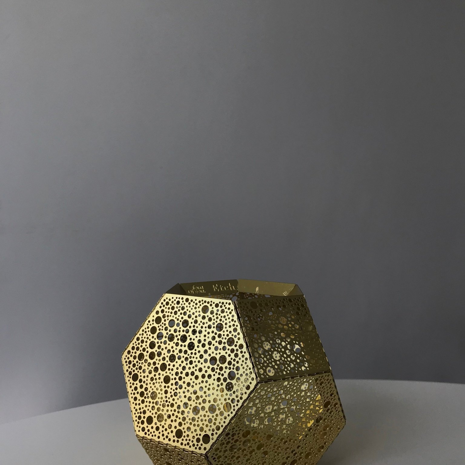 Tom Dixon 'Etch' Tea Light Holder in Brass Köp på Tradera (611073615)