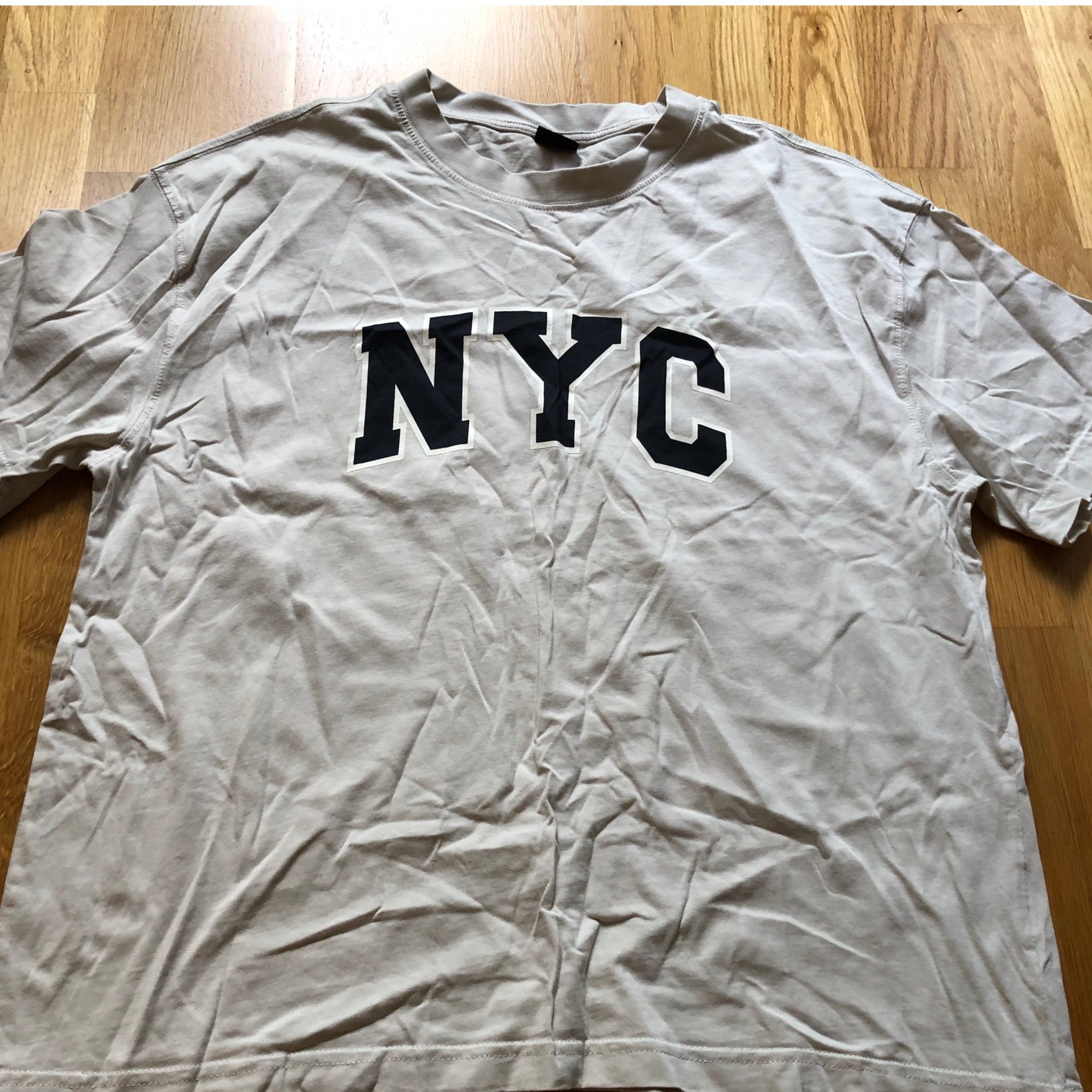 T-shirt stl M NYC från Ginatricot
