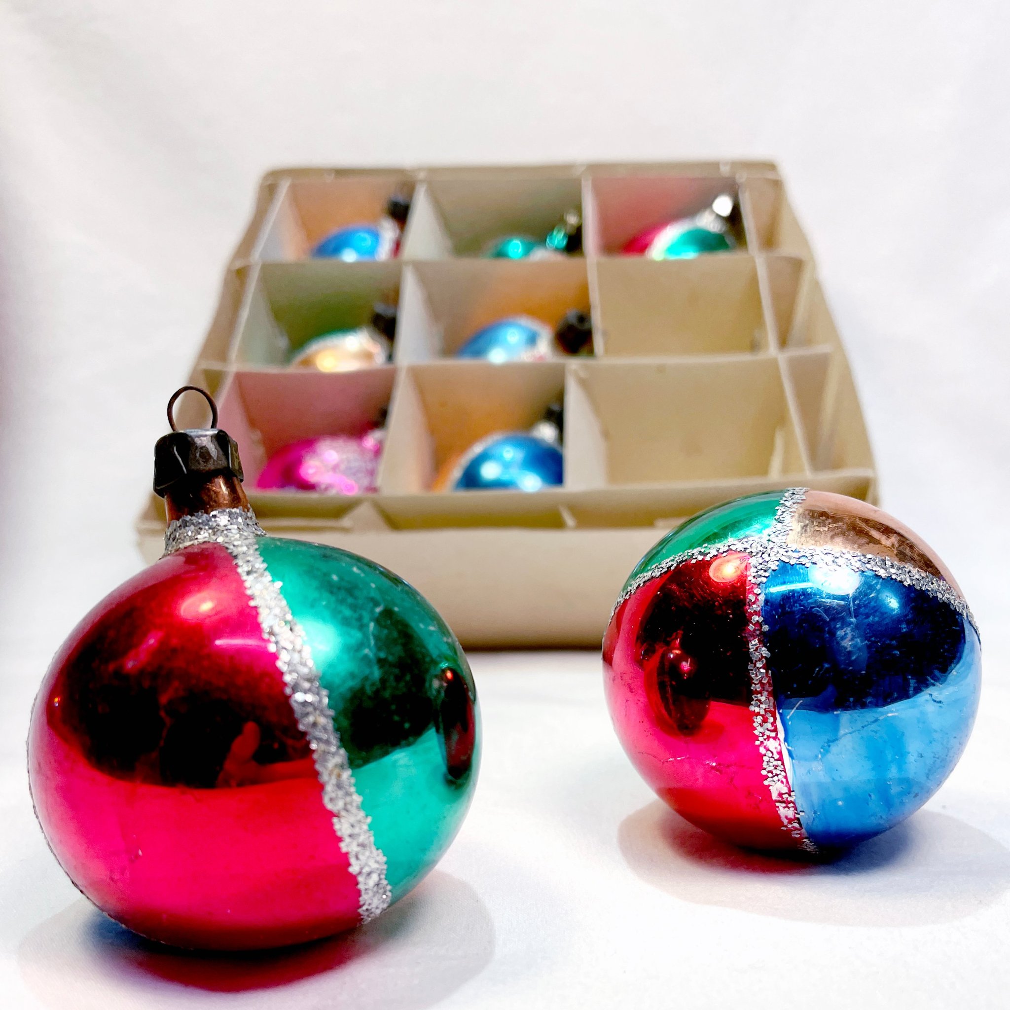 Gamla färgglada julgranskulor av tunt glas, med.. Köp på Tradera