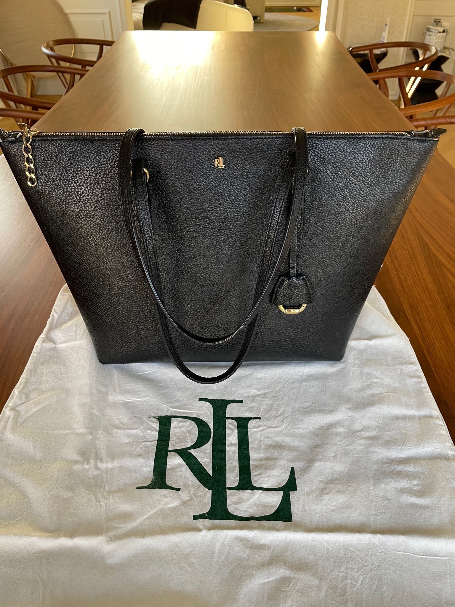 Se produkter som liknar Lauren Ralph Lauren Svart Tot.. på Tradera