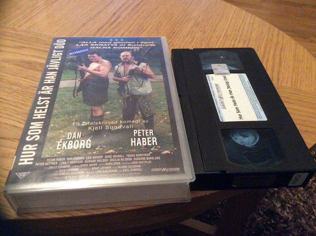 Hur som helst är han jävligt död Hyr VHS Dan E ...