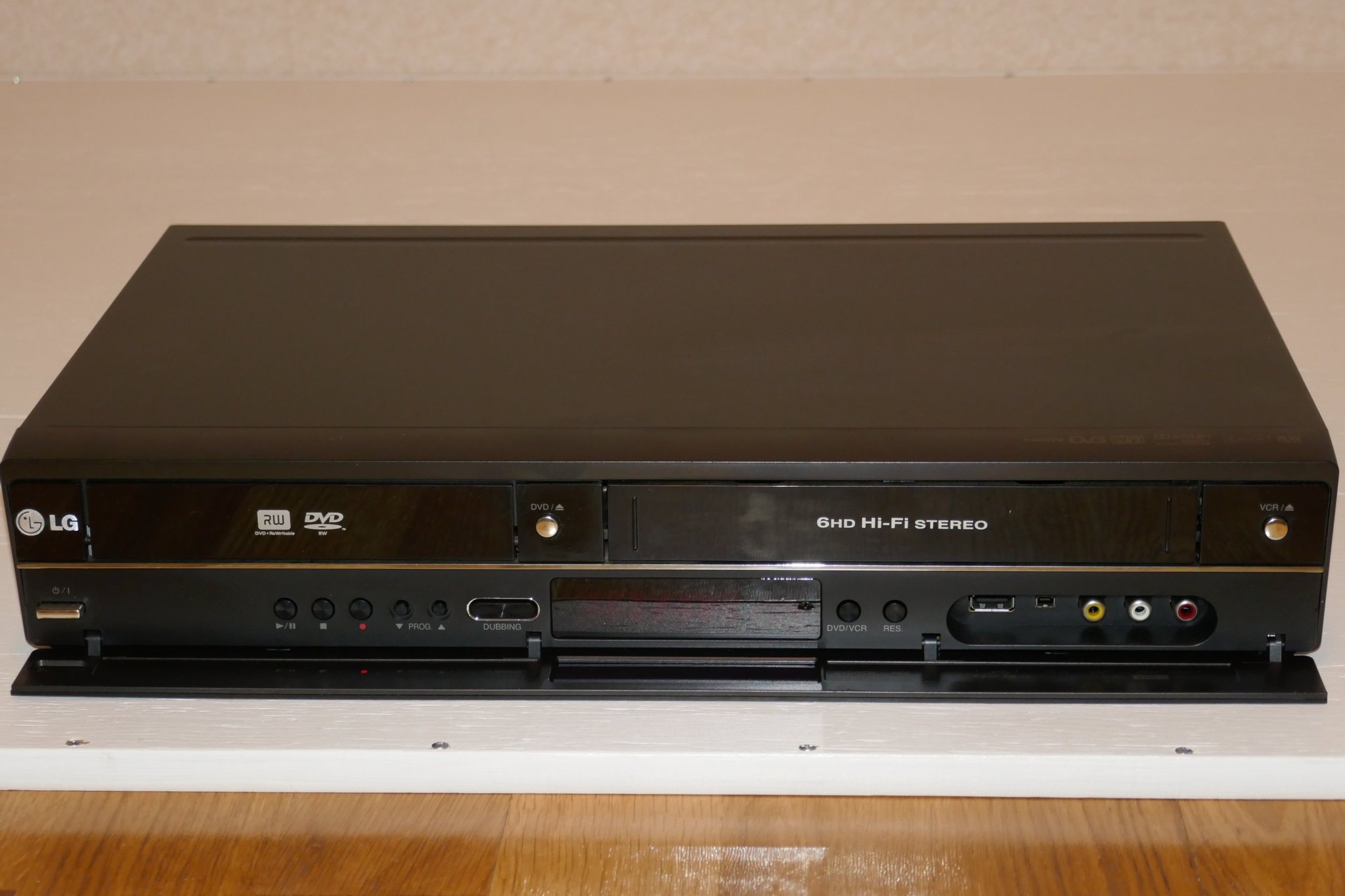 Se produkter som liknar LG RCT699H DVD/VHSspelare, H.. på Tradera