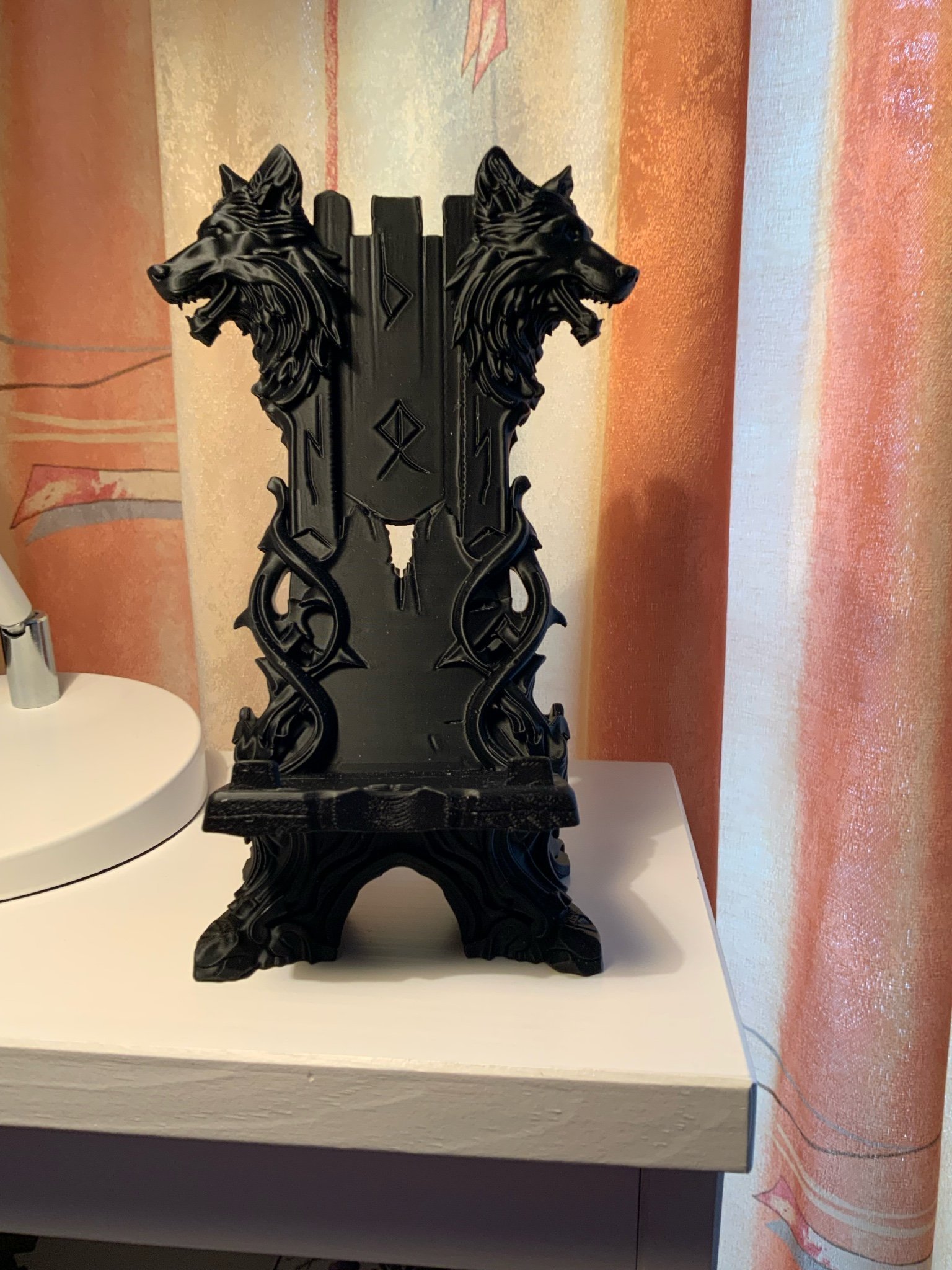 Viking Wolf throne smart phone / tablet stand | Köp på Tradera (725770552)